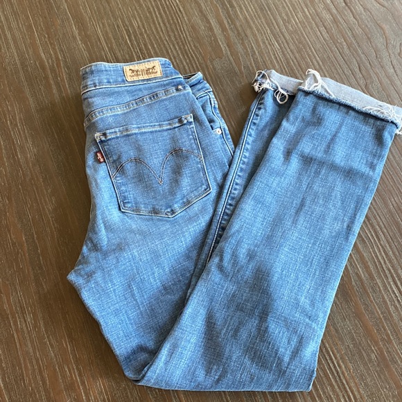Levi’s mid rise skinny jeans with raw edge cuffs in size 6/26. - Picture 7 of 11